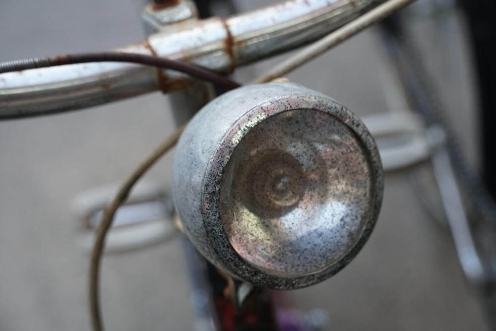 detalle de oxido de luz delantera de bicicleta antigua