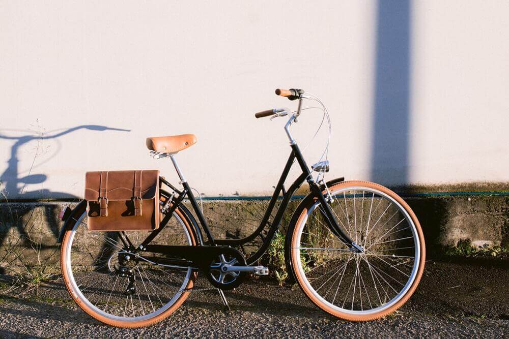 classic saddlebags with honey-colored imitation leather finish